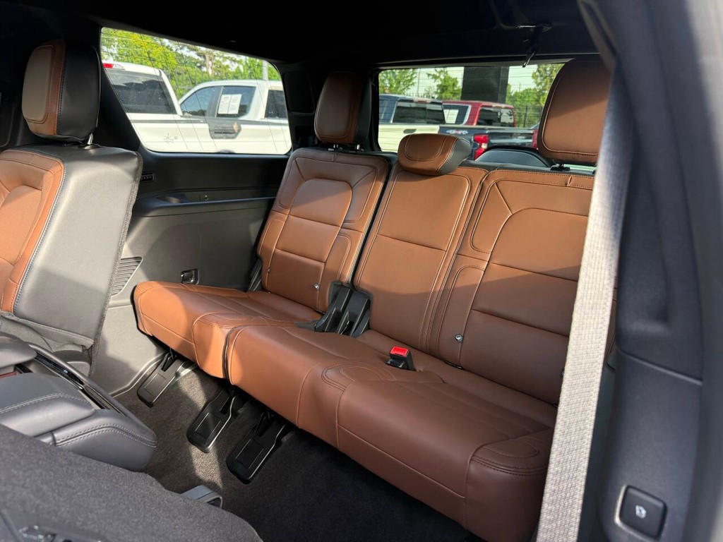 Lincoln Navigator Vehicle Full-screen Gallery Image 16