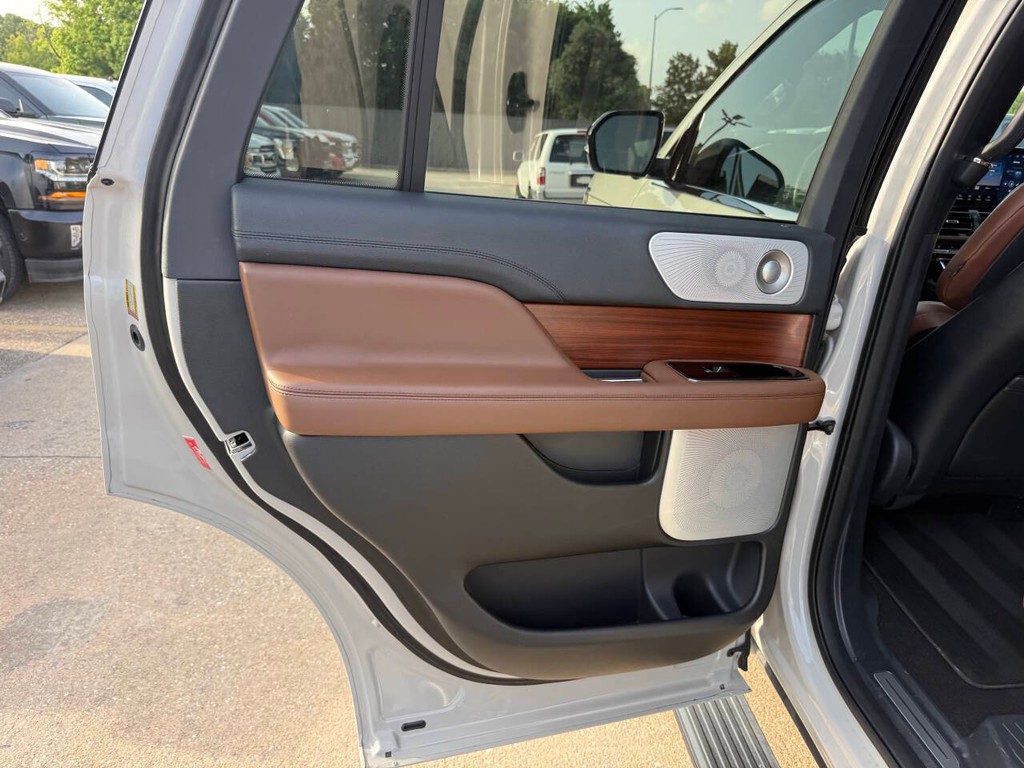 Lincoln Navigator Vehicle Full-screen Gallery Image 17