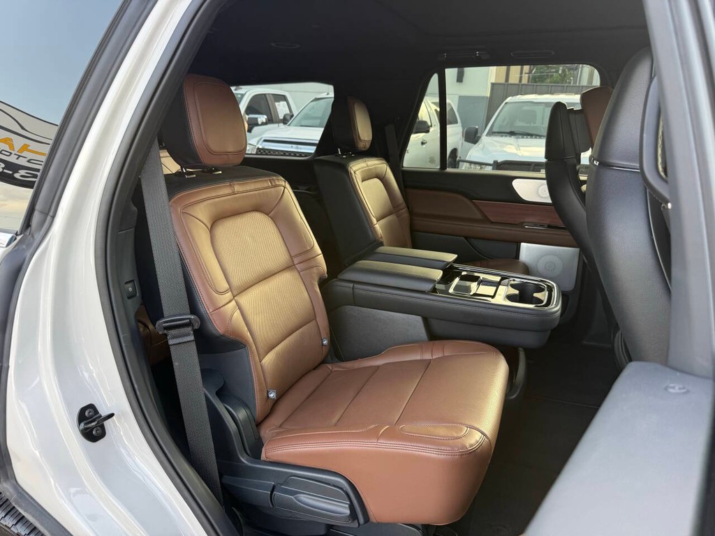 Lincoln Navigator Vehicle Full-screen Gallery Image 18