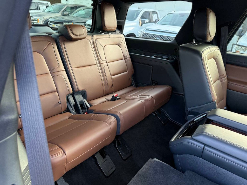 Lincoln Navigator Vehicle Full-screen Gallery Image 19