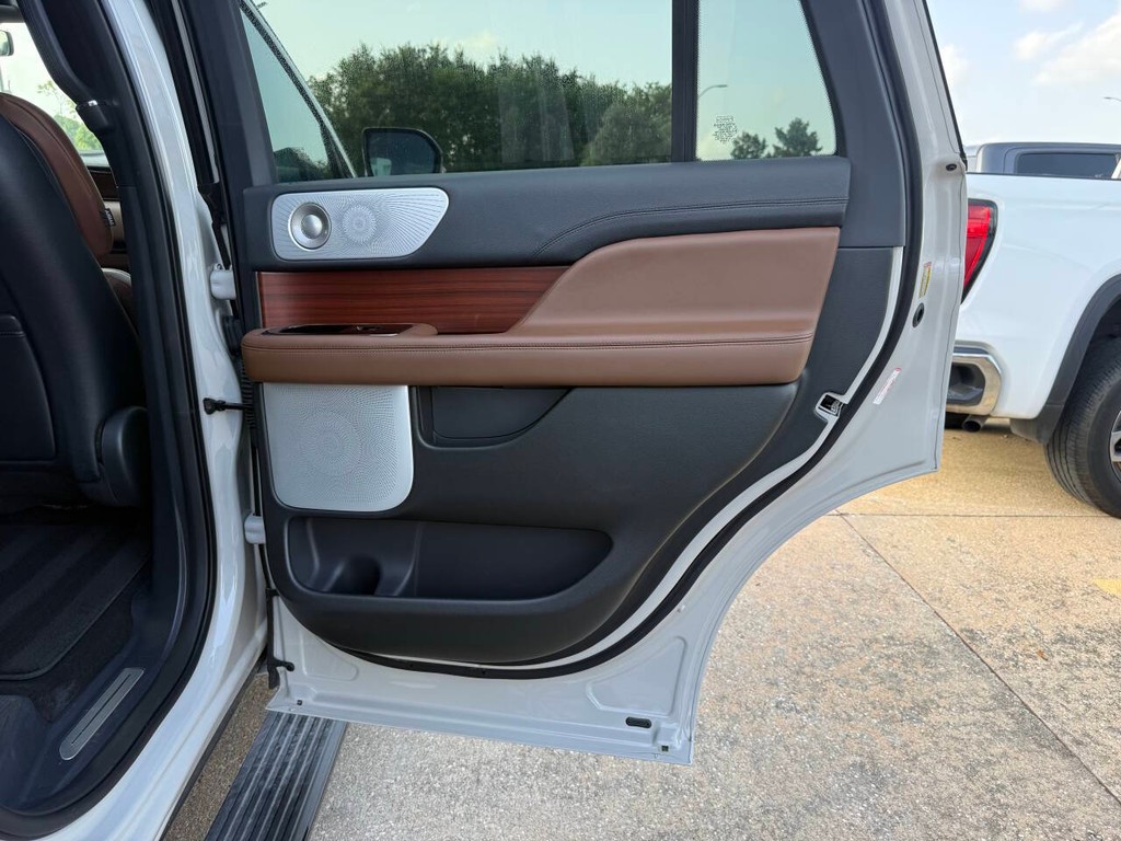 Lincoln Navigator Vehicle Full-screen Gallery Image 20