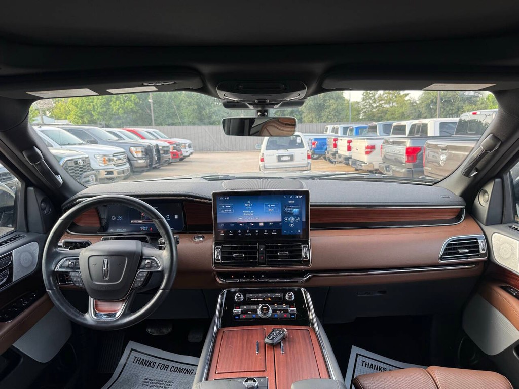 Lincoln Navigator Vehicle Full-screen Gallery Image 21