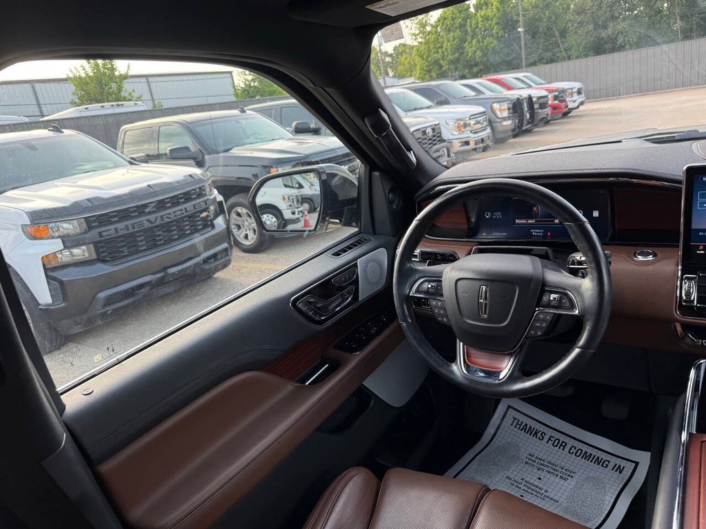 Lincoln Navigator Vehicle Full-screen Gallery Image 22