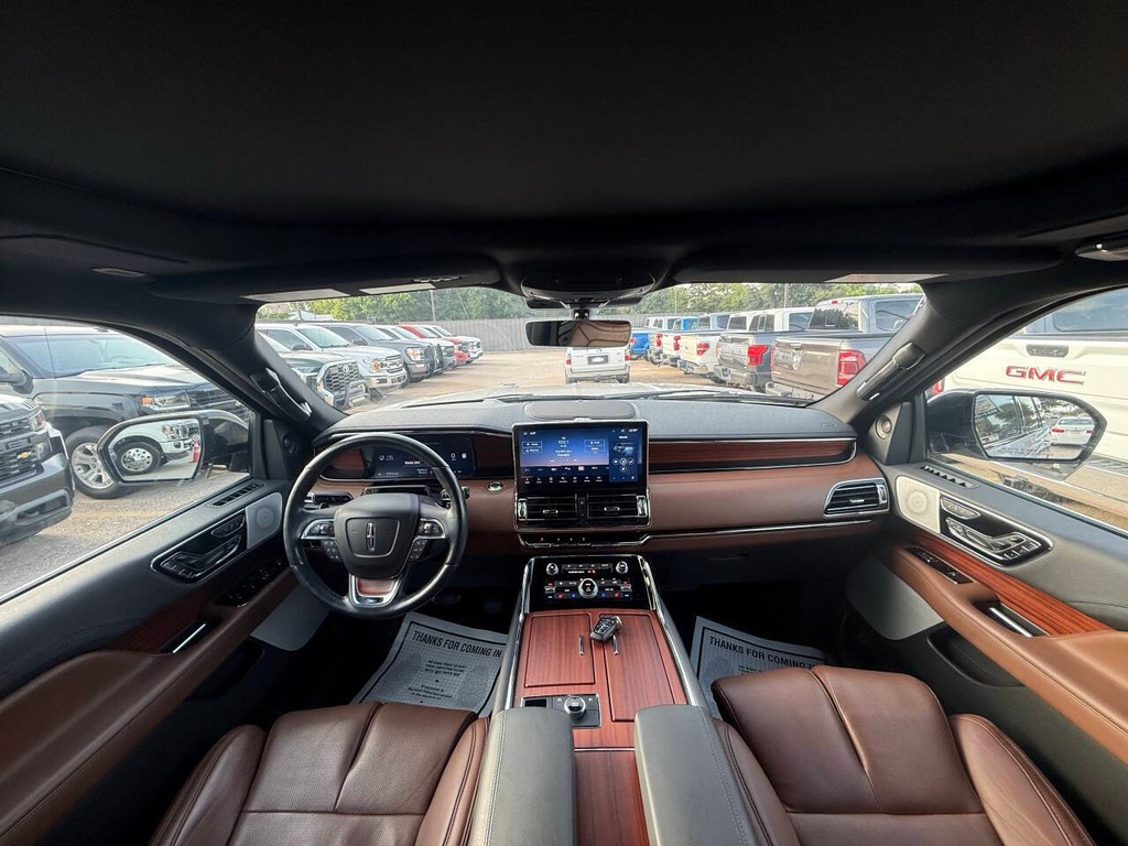 Lincoln Navigator Vehicle Full-screen Gallery Image 23