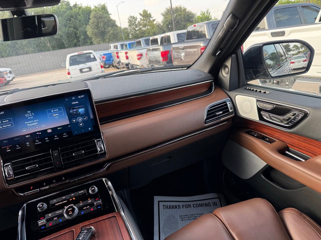 Lincoln Navigator Vehicle Full-screen Gallery Image 24