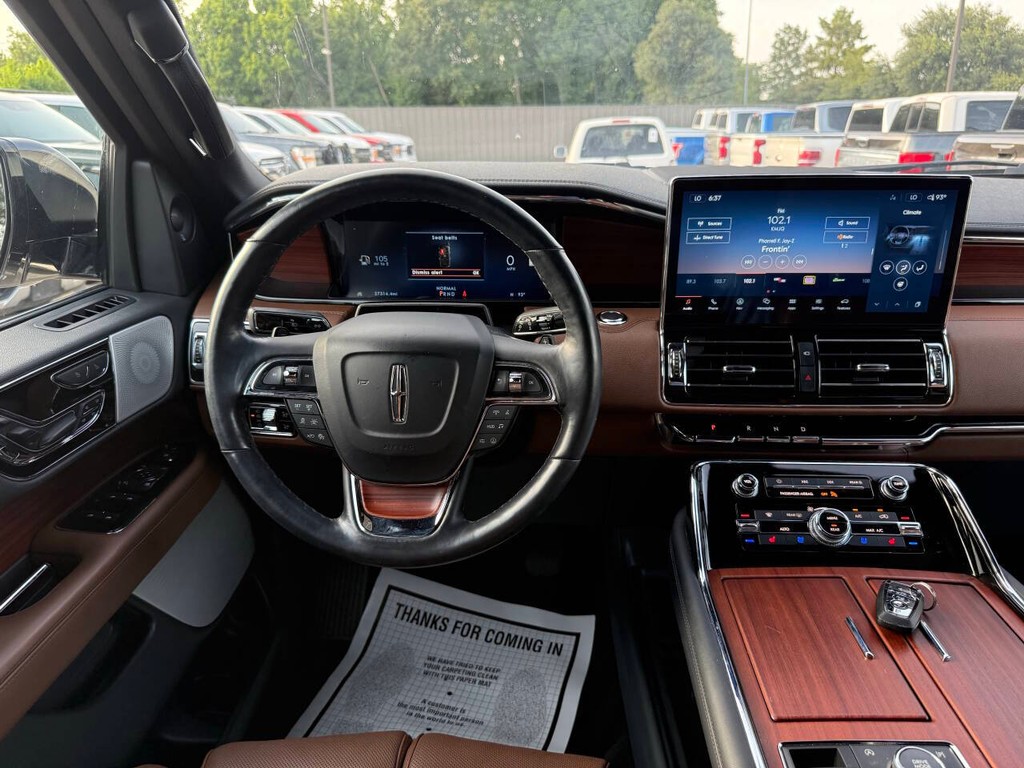 Lincoln Navigator Vehicle Full-screen Gallery Image 25