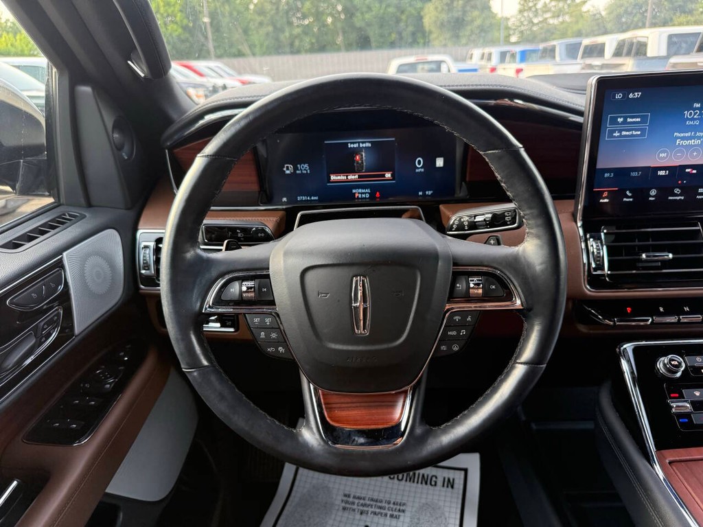 Lincoln Navigator Vehicle Full-screen Gallery Image 26