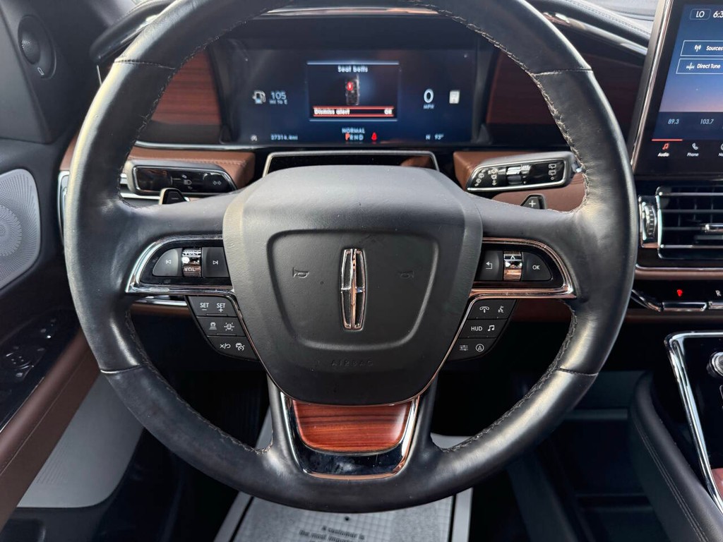 Lincoln Navigator Vehicle Full-screen Gallery Image 27