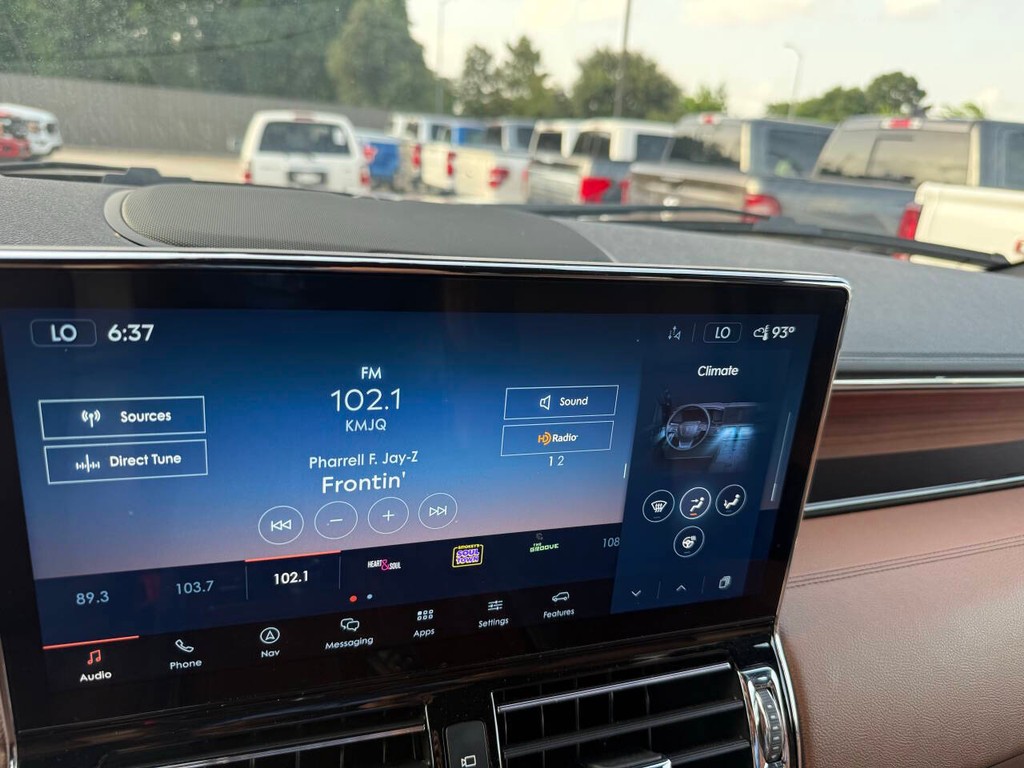 Lincoln Navigator Vehicle Full-screen Gallery Image 28