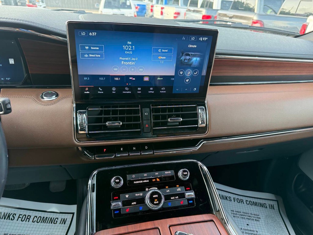 Lincoln Navigator Vehicle Full-screen Gallery Image 29