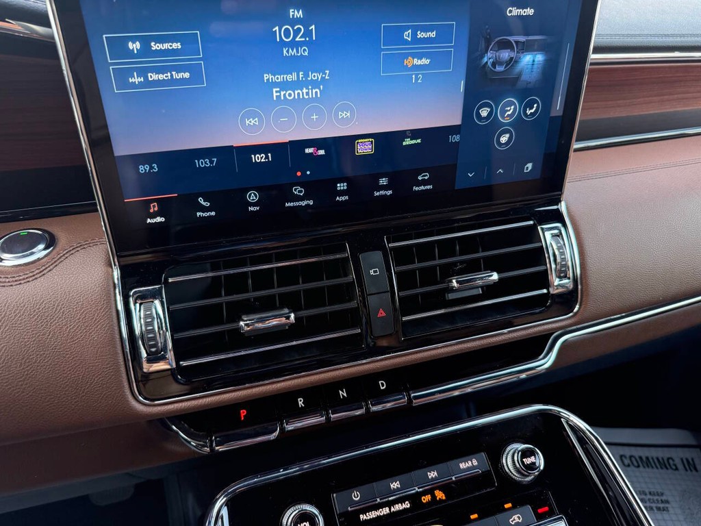 Lincoln Navigator Vehicle Full-screen Gallery Image 30
