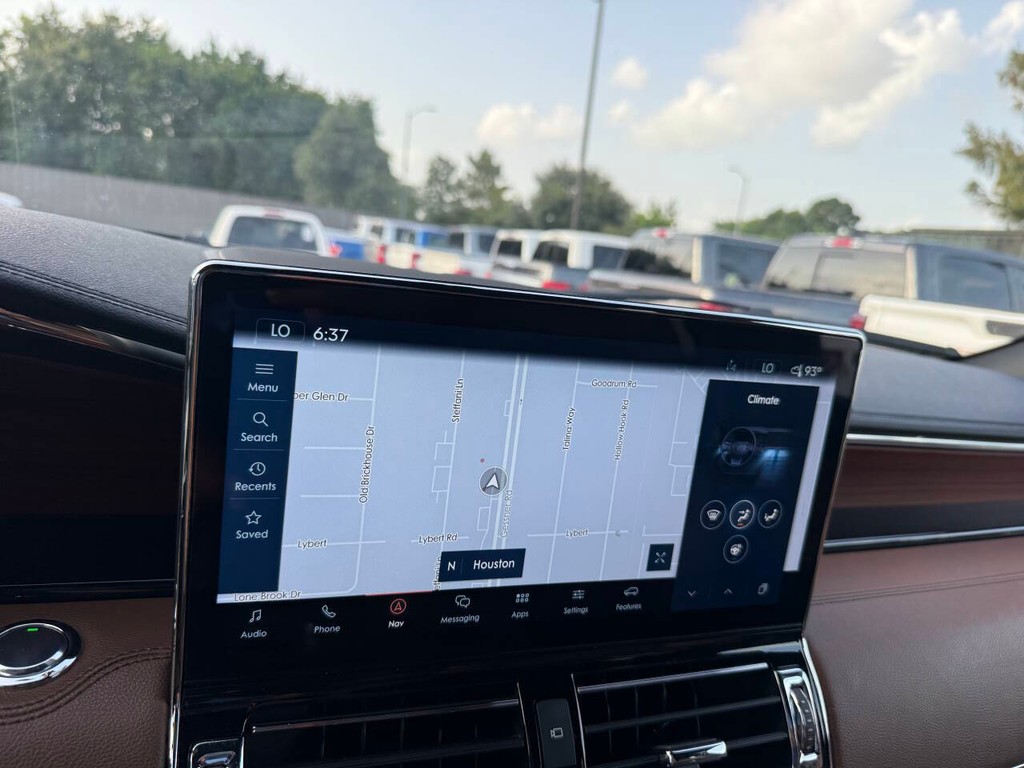 Lincoln Navigator Vehicle Full-screen Gallery Image 31
