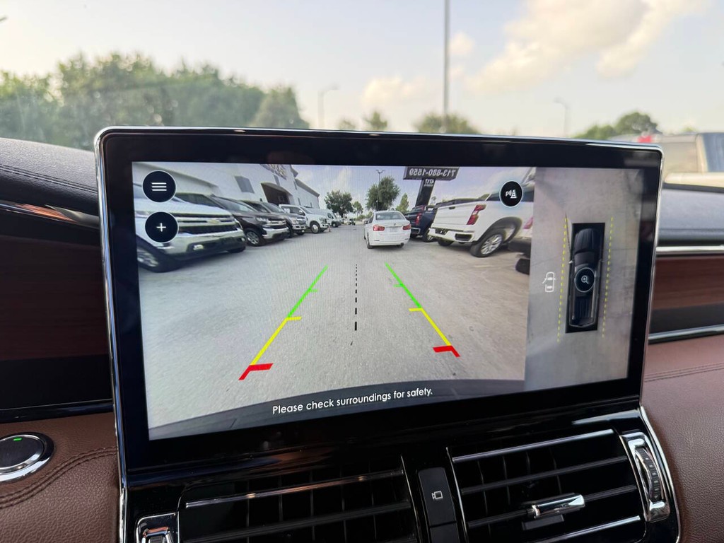 Lincoln Navigator Vehicle Full-screen Gallery Image 32