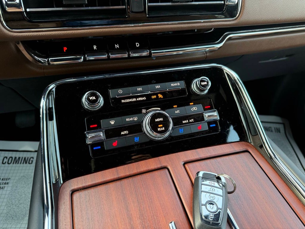Lincoln Navigator Vehicle Full-screen Gallery Image 33