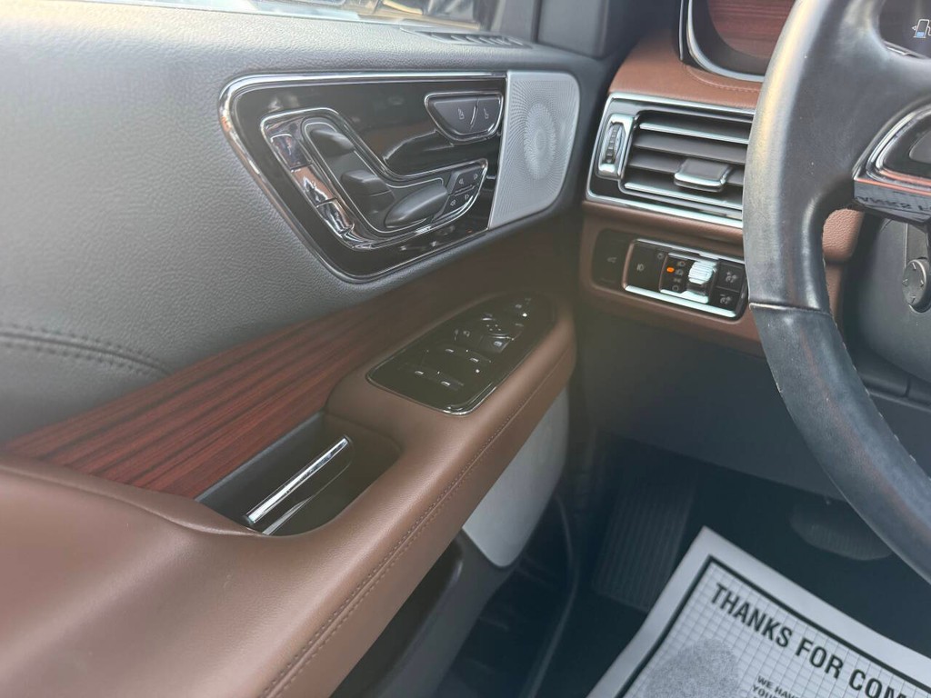 Lincoln Navigator Vehicle Full-screen Gallery Image 34