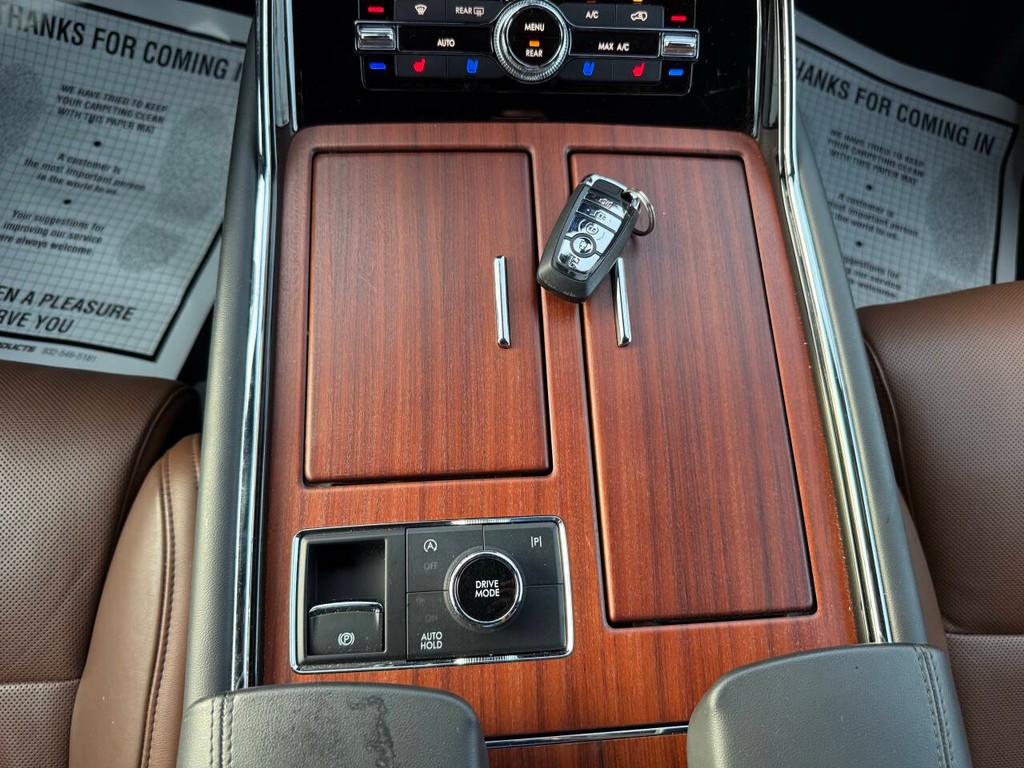 Lincoln Navigator Vehicle Full-screen Gallery Image 35