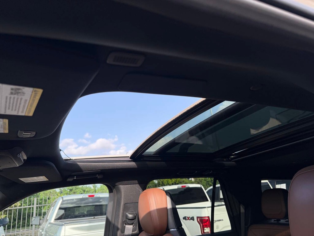 Lincoln Navigator Vehicle Full-screen Gallery Image 36