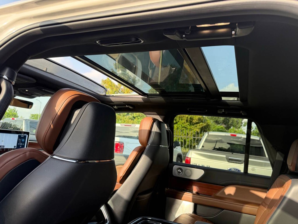 Lincoln Navigator Vehicle Full-screen Gallery Image 37