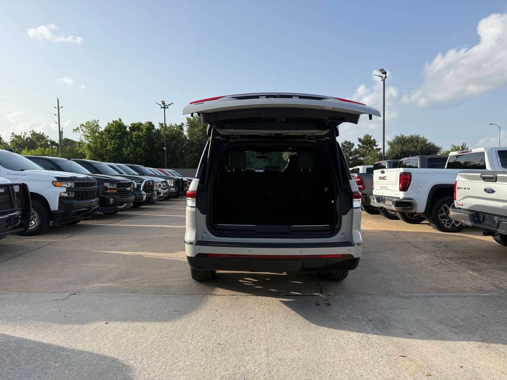 Lincoln Navigator Vehicle Full-screen Gallery Image 43