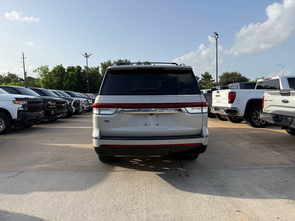 Lincoln Navigator Vehicle Full-screen Gallery Image 45