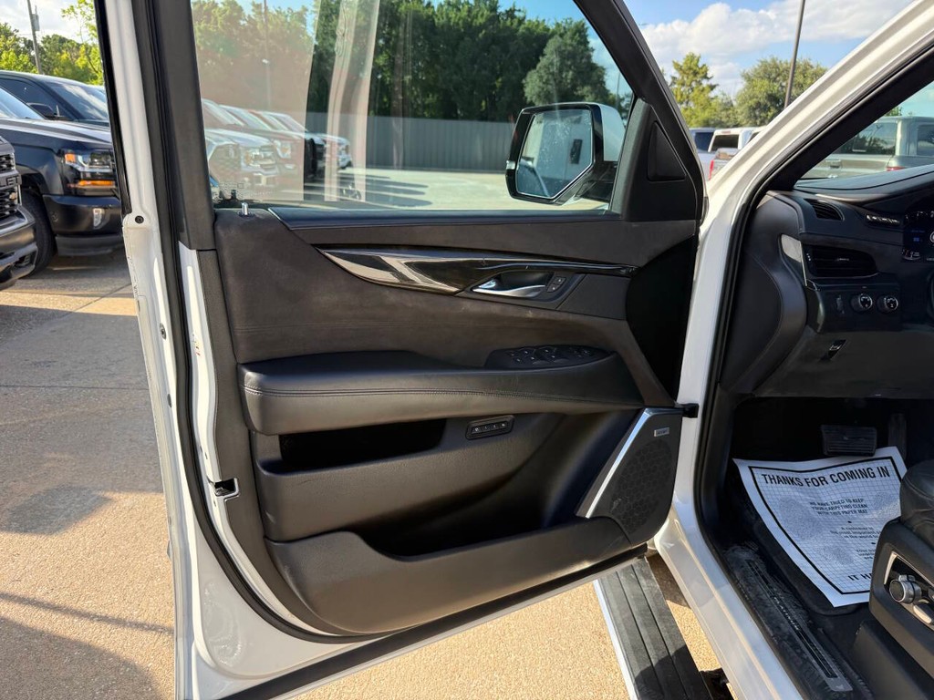 Cadillac Escalade Vehicle Full-screen Gallery Image 08