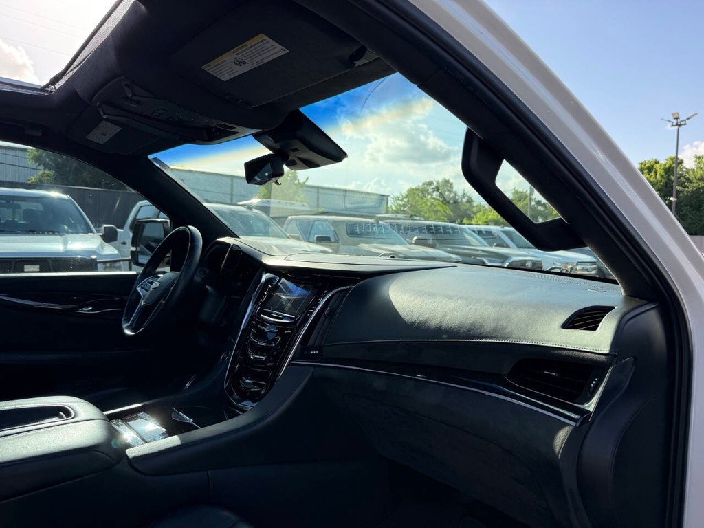 Cadillac Escalade Vehicle Full-screen Gallery Image 09