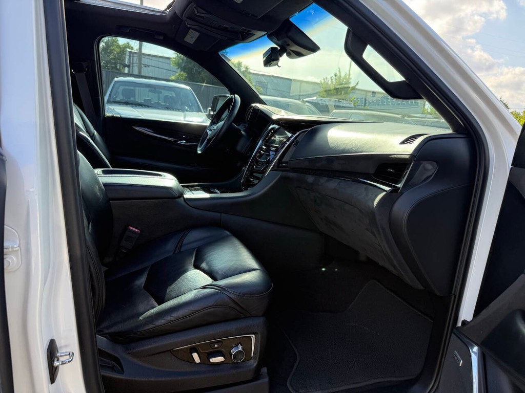 Cadillac Escalade Vehicle Full-screen Gallery Image 10