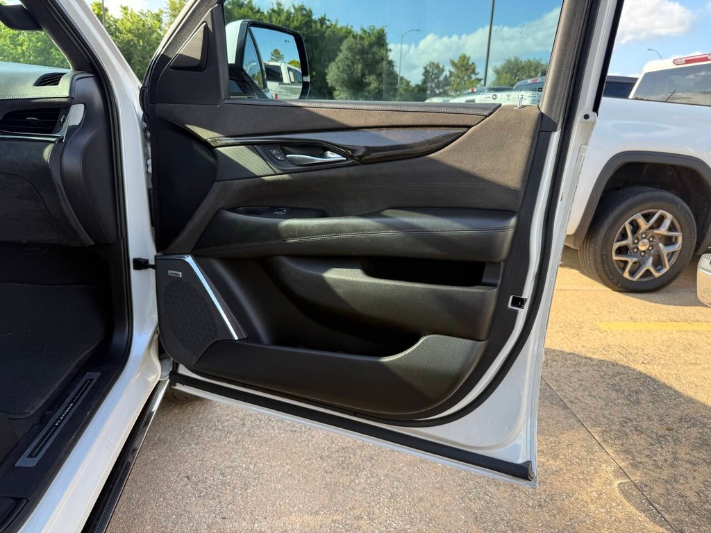 Cadillac Escalade Vehicle Full-screen Gallery Image 11