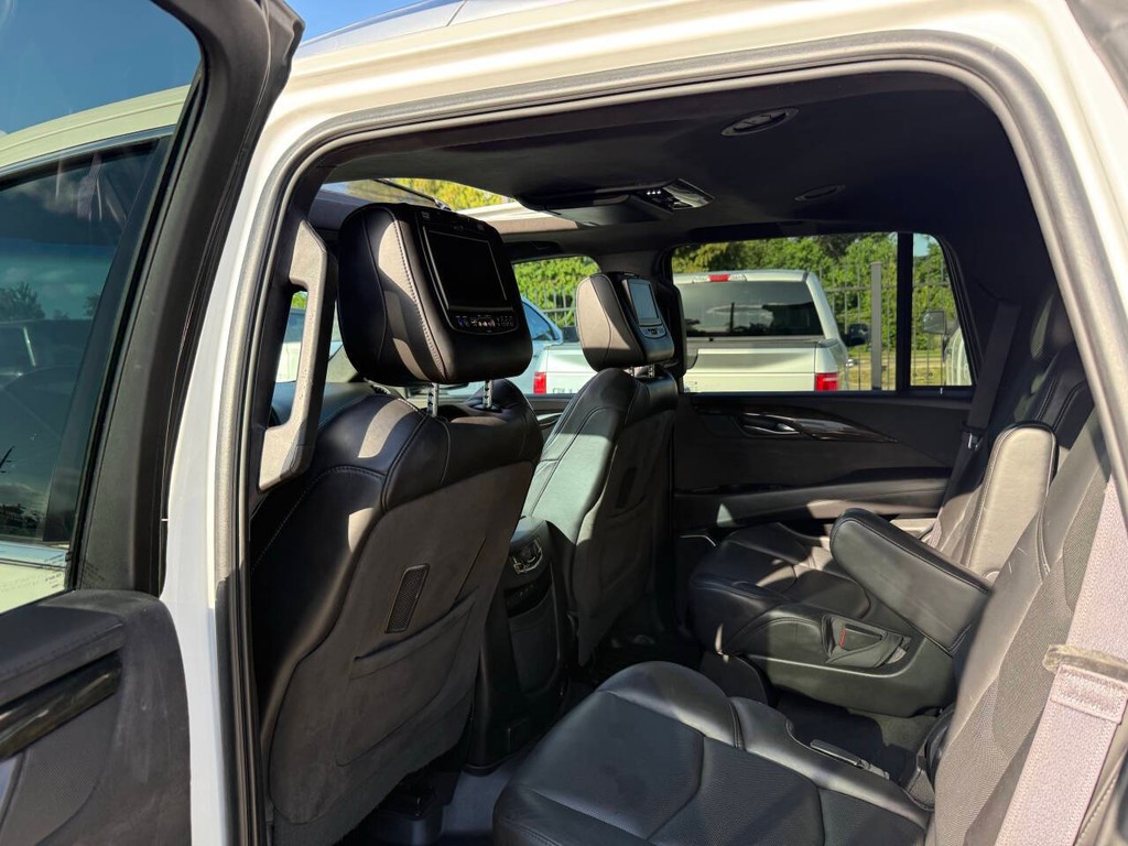 Cadillac Escalade Vehicle Full-screen Gallery Image 12