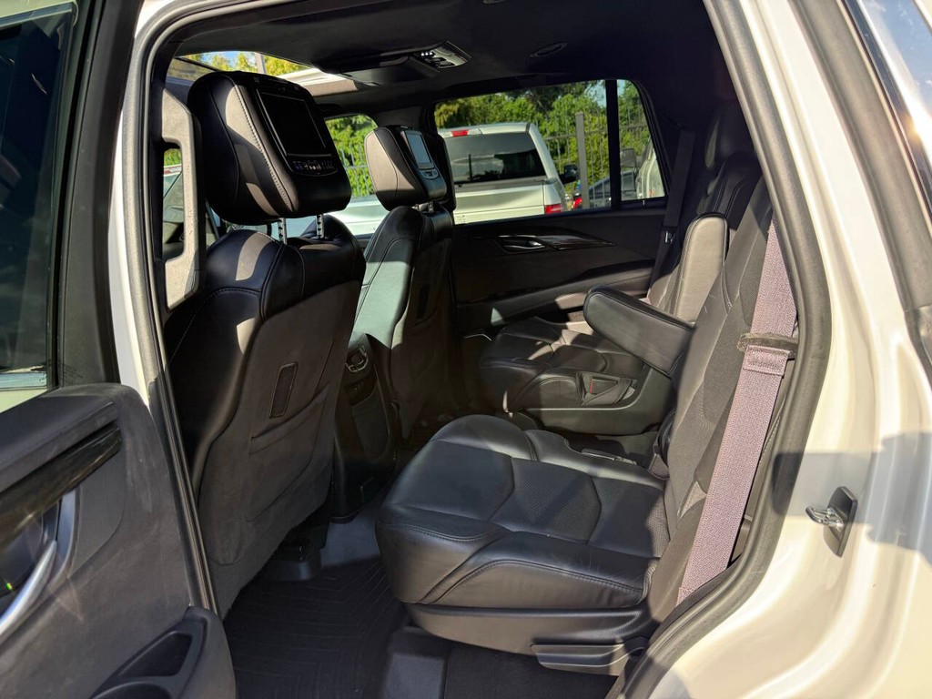 Cadillac Escalade Vehicle Full-screen Gallery Image 13