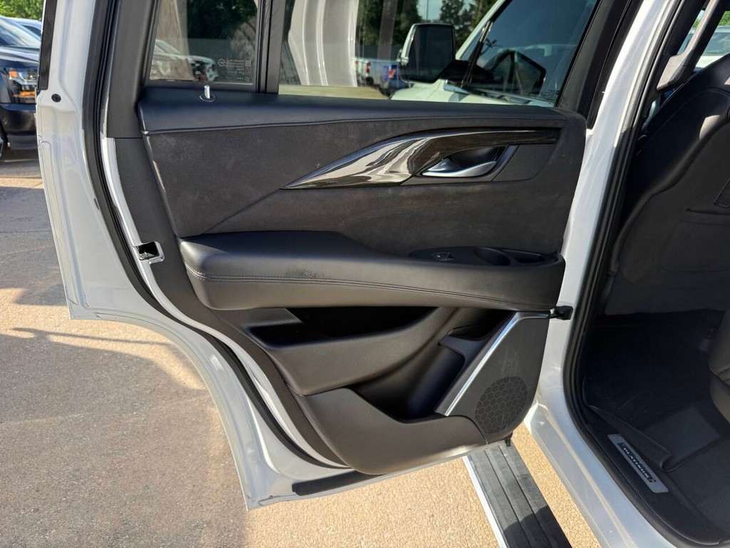 Cadillac Escalade Vehicle Full-screen Gallery Image 16