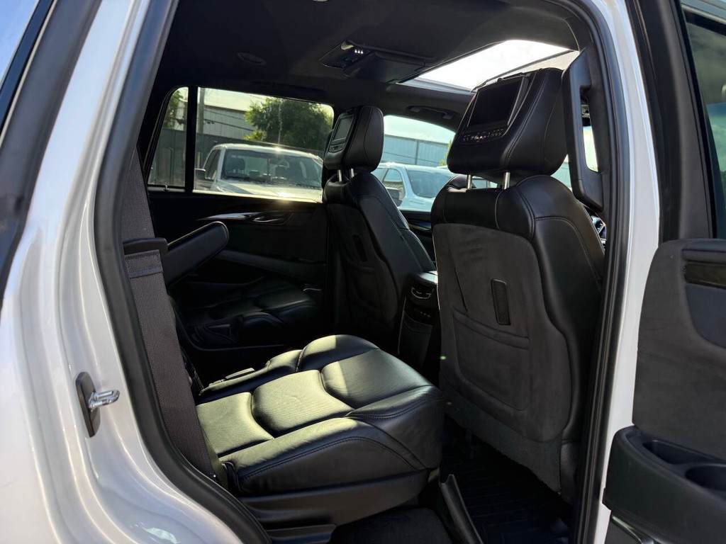 Cadillac Escalade Vehicle Full-screen Gallery Image 17