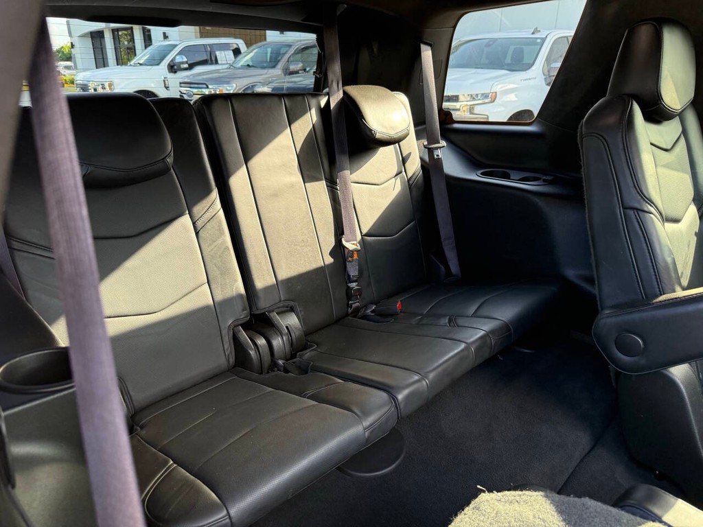 Cadillac Escalade Vehicle Full-screen Gallery Image 18