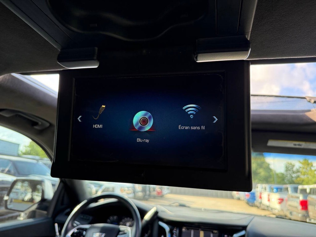 Cadillac Escalade Vehicle Full-screen Gallery Image 19