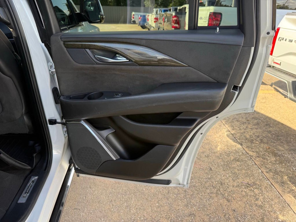 Cadillac Escalade Vehicle Full-screen Gallery Image 20