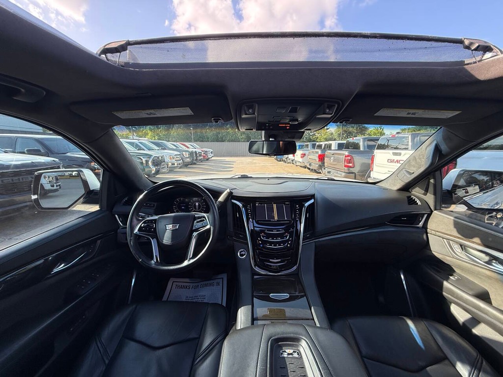 Cadillac Escalade Vehicle Full-screen Gallery Image 22