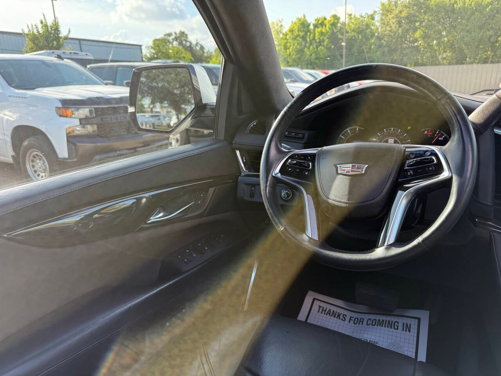 Cadillac Escalade Vehicle Full-screen Gallery Image 23