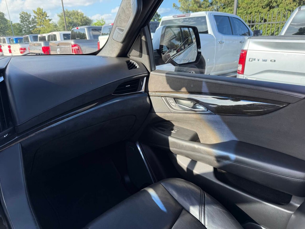 Cadillac Escalade Vehicle Full-screen Gallery Image 24