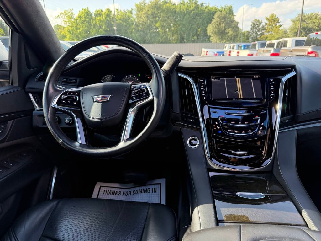 Cadillac Escalade Vehicle Full-screen Gallery Image 25