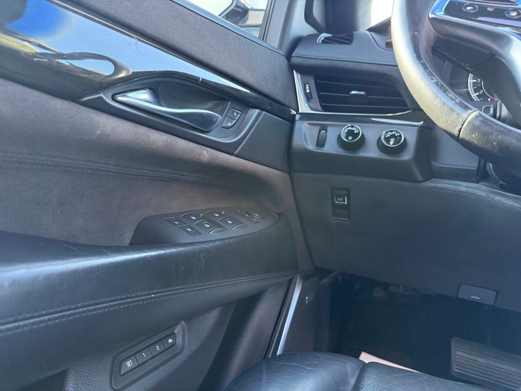 Cadillac Escalade Vehicle Full-screen Gallery Image 34