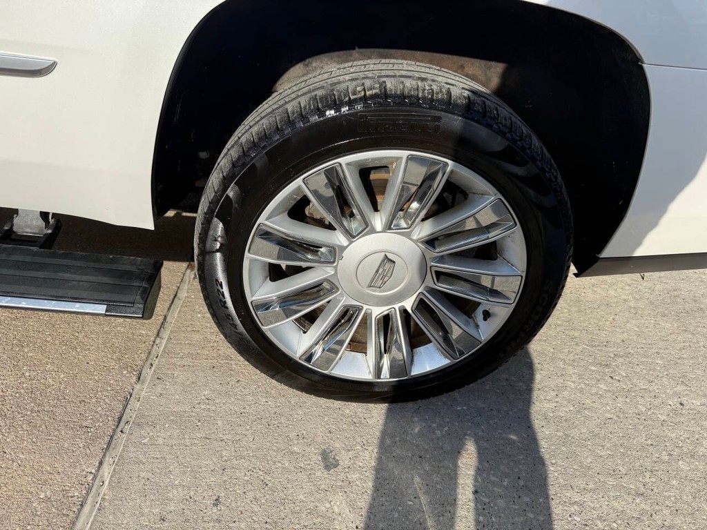 Cadillac Escalade Vehicle Full-screen Gallery Image 39