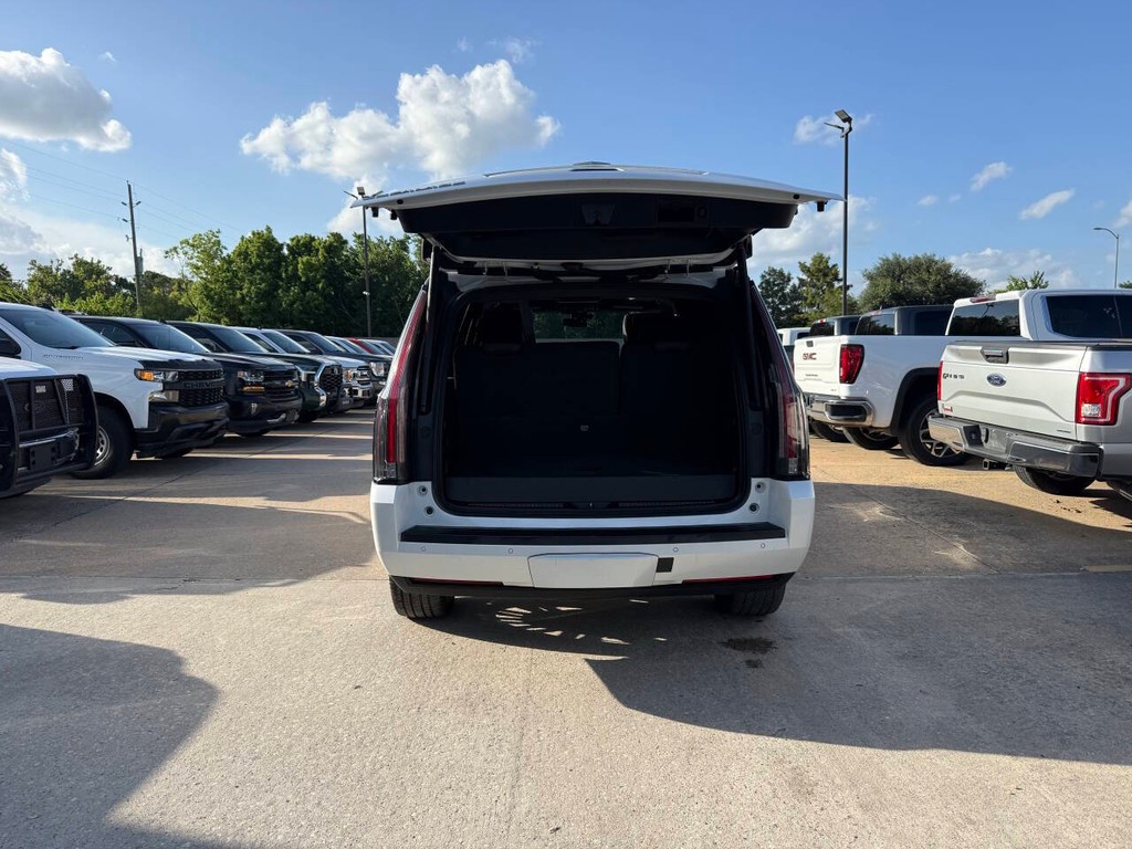Cadillac Escalade Vehicle Full-screen Gallery Image 40