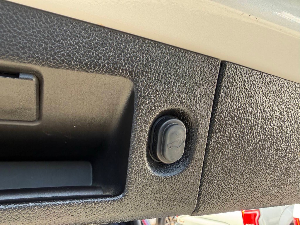 Cadillac Escalade Vehicle Full-screen Gallery Image 41