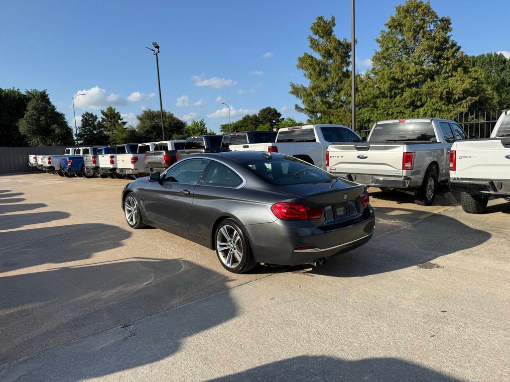 BMW 4 Series Vehicle Full-screen Gallery Image 04