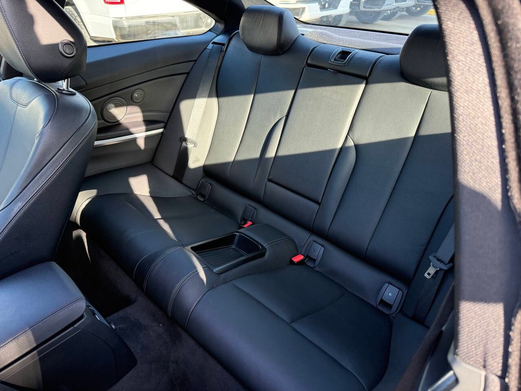 BMW 4 Series Vehicle Full-screen Gallery Image 08