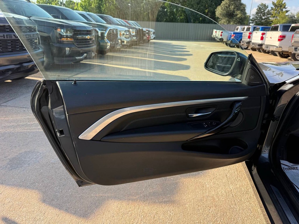 BMW 4 Series Vehicle Full-screen Gallery Image 09