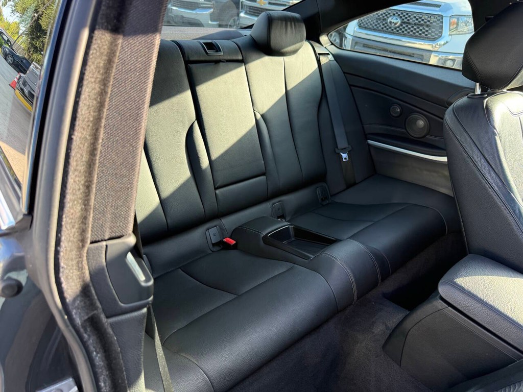 BMW 4 Series Vehicle Full-screen Gallery Image 12