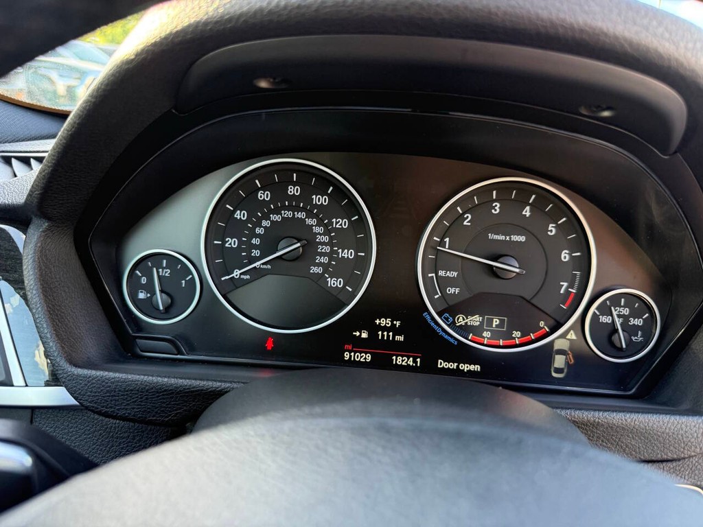 BMW 4 Series Vehicle Full-screen Gallery Image 27