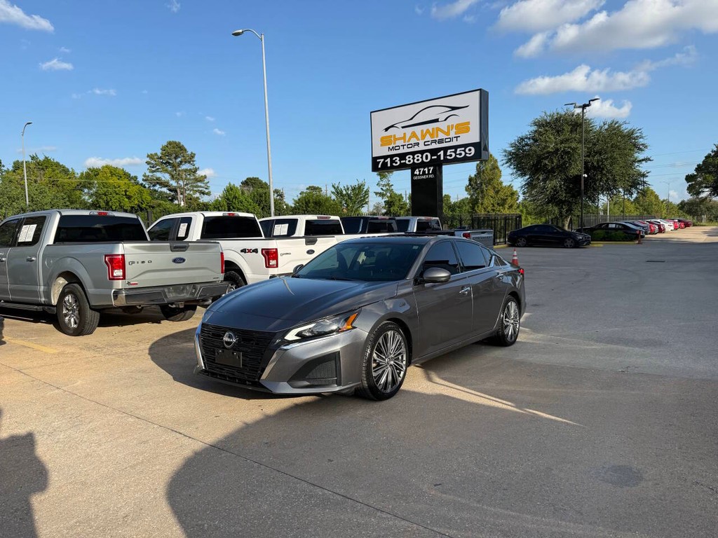 Nissan Altima Vehicle Full-screen Gallery Image 03
