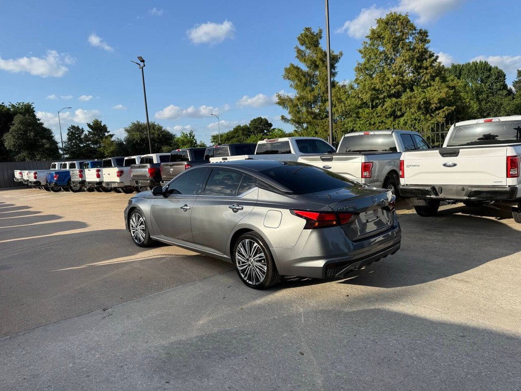 Nissan Altima Vehicle Full-screen Gallery Image 04